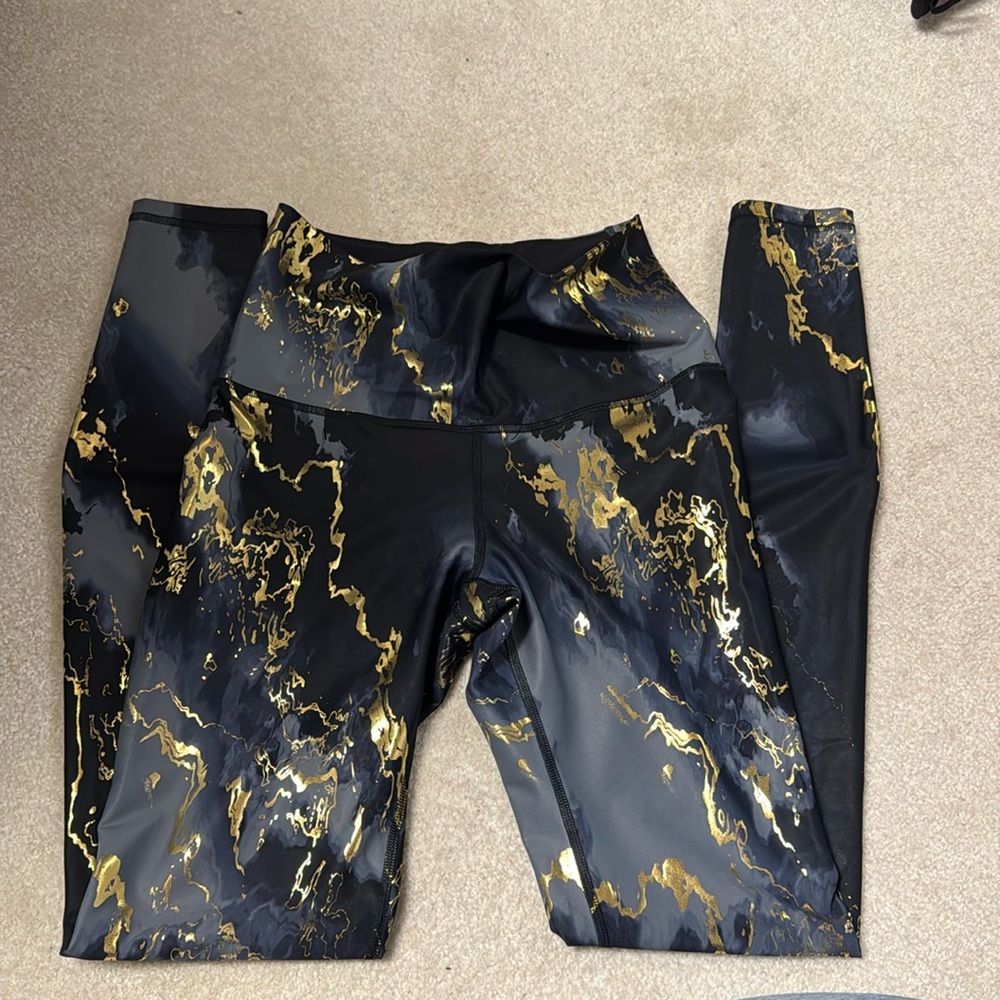 Extra high rise active old navy active leggingsgs.  Never worn NWOT.